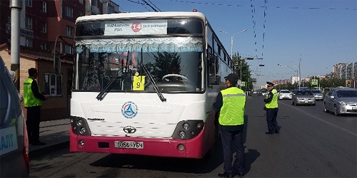 Автотээврийн хяналтын улсын байцаагч нар автобусны зогсоолуудад ажиллаж байна