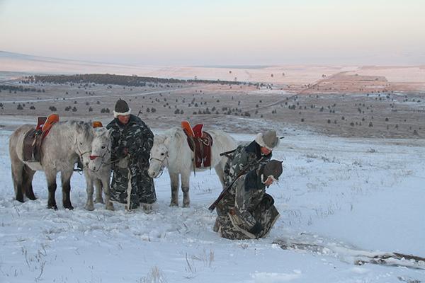 Зургаан хүн хилийн зурваст зөвшөөрөлгүй нэвтэрснийг илрүүлэн саатуулжээ