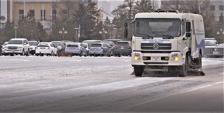 Халтиргаанаас сэргийлж өнгөрсөн шөнө 130 гаруй тонн давс, бодис цацлаа