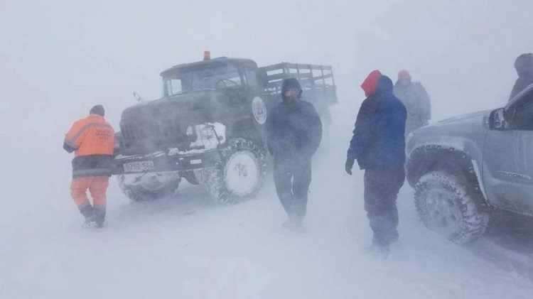 Алтай Таван Богдод цасанд боогдсон иргэдийг аварчээ