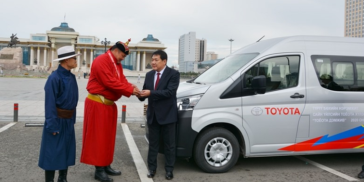 Улсын аварга П.Бүрэнтөгс түрүү бөхийн нэрэмжит “ТОЁОТА HIACE” автомашинаа НЭМГ-т гардууллаа