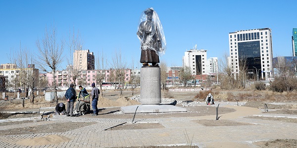 Богд хааны ордон музейн дэргэдэх цэцэрлэгт хүрээлэнд 13 хөшөө сүндэрлэнэ