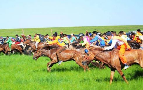 Гурван бүсийн хурдан морьдын уралдаан нэгэн зэрэг эхэллээ